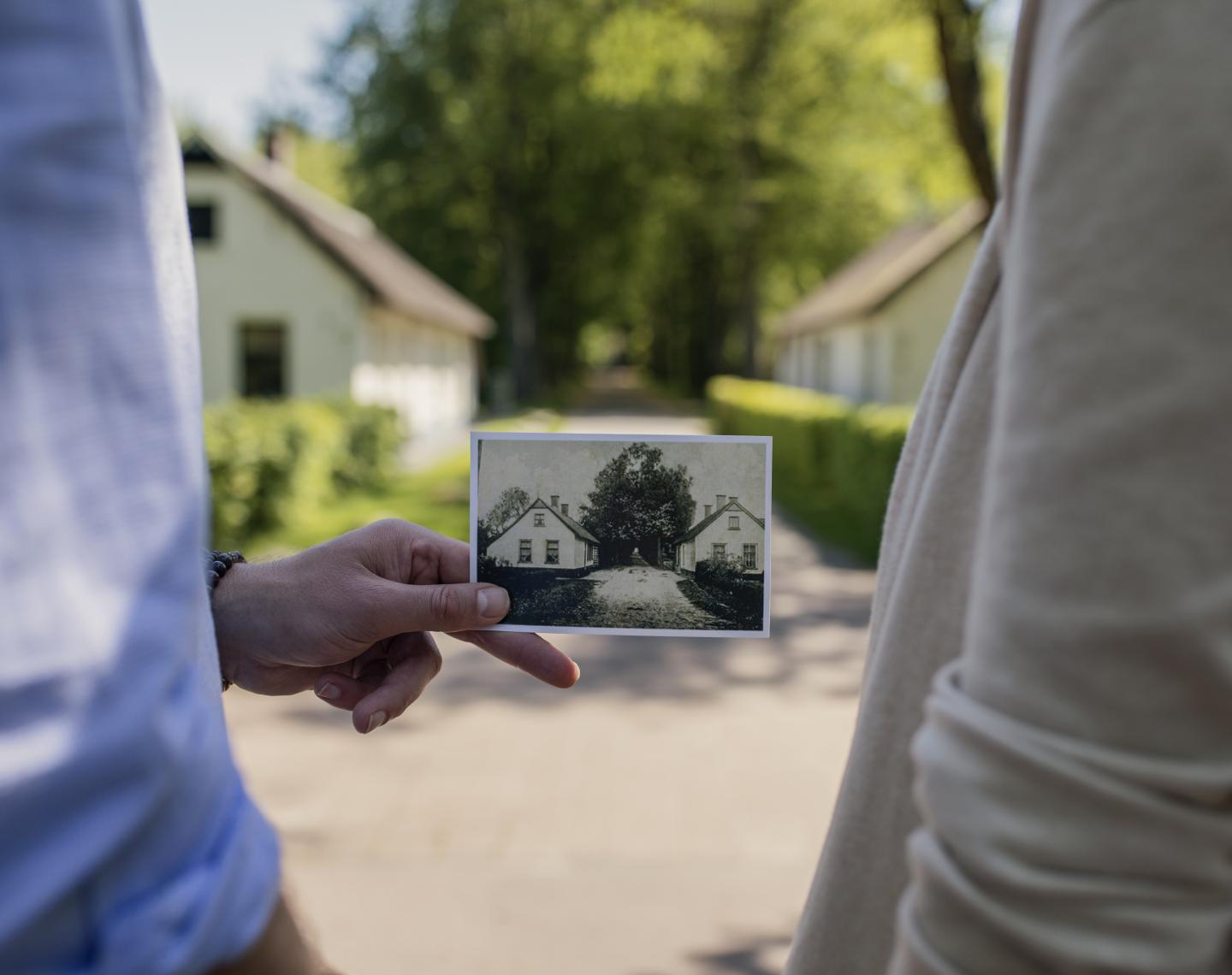 iemand houd een oude foto vast koloniën van weldadigheid