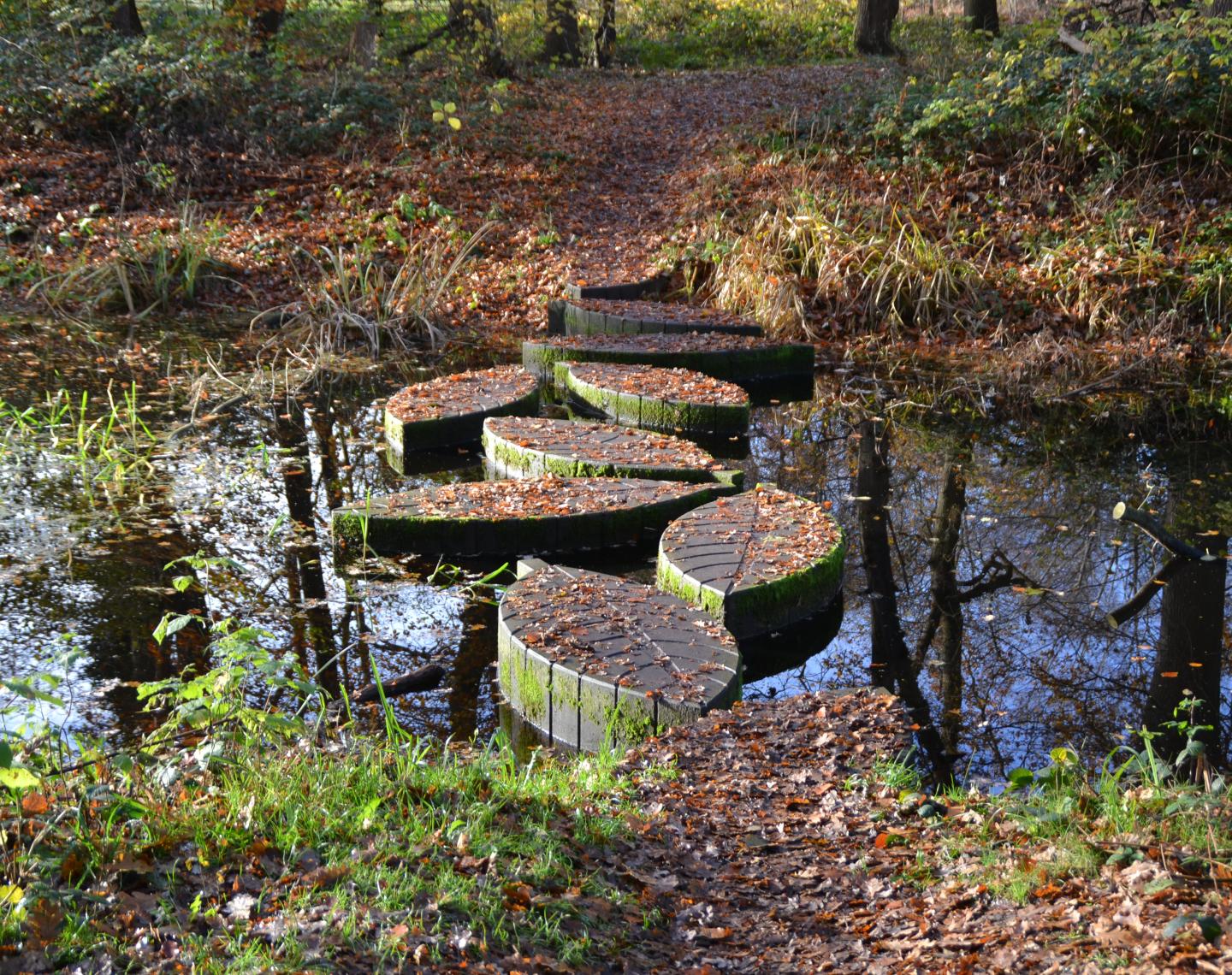 foto van loopstenen over een watertje koloniën van weldadigheid