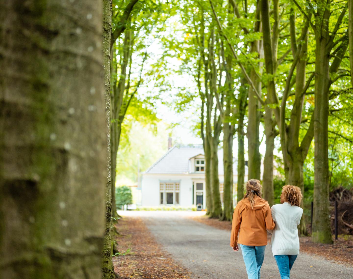 twee wandelende mensen in een bos koloniën van weldadigheid