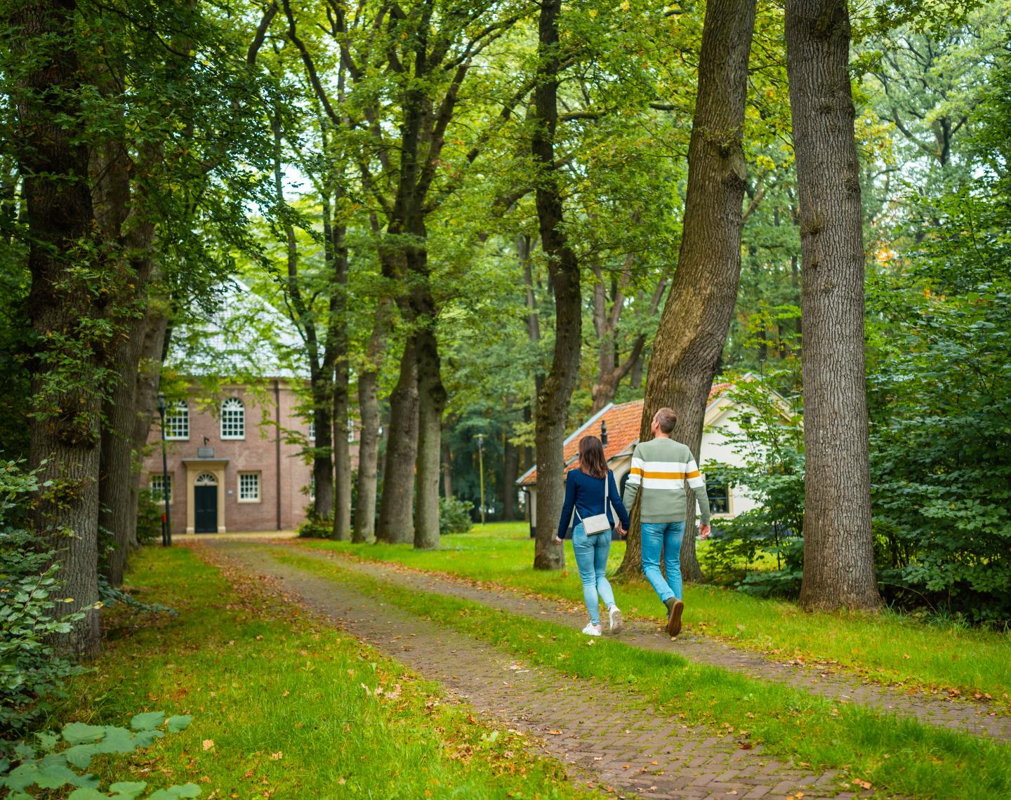 twee mensen die lopen door een bos koloniën van weldadigheid