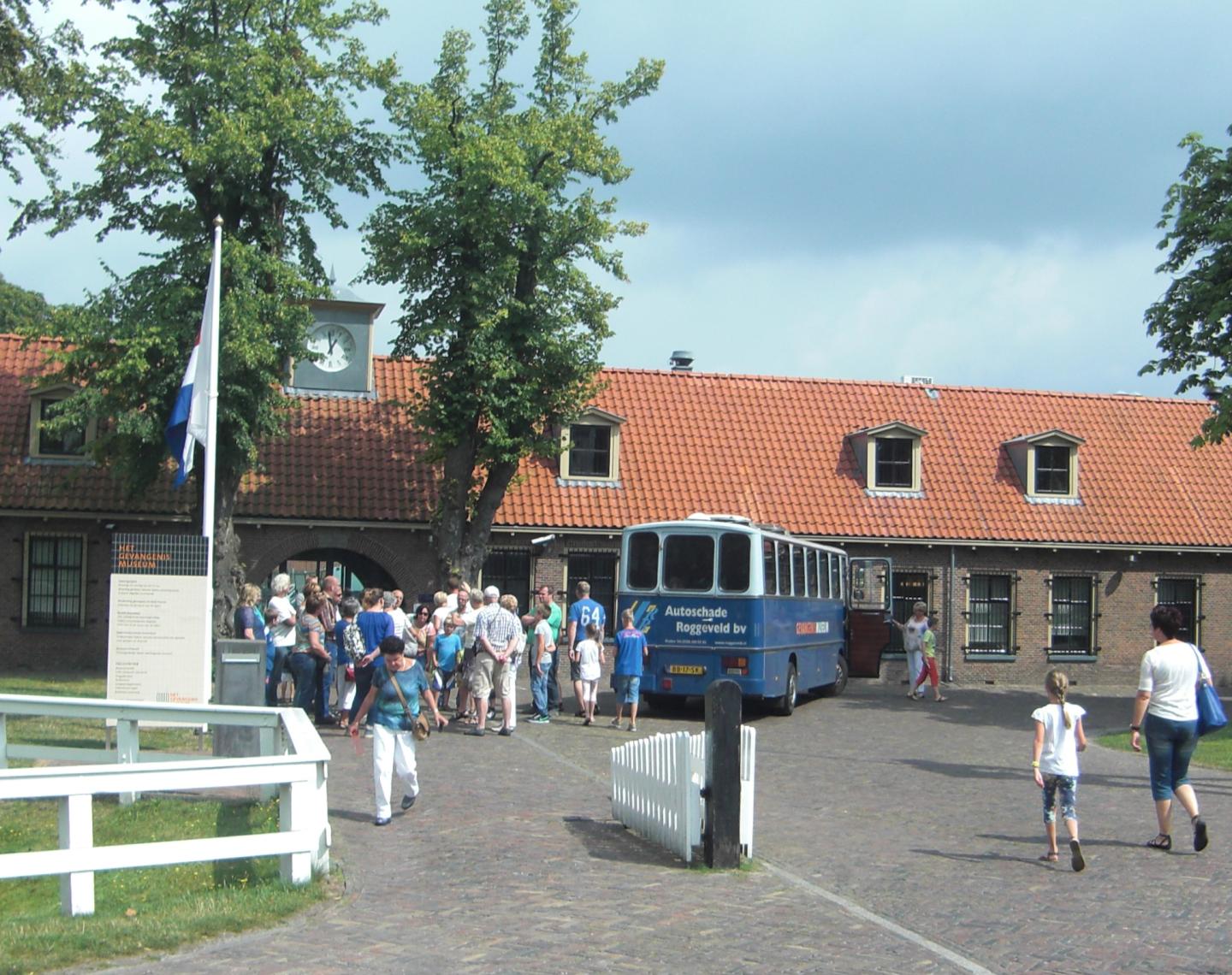 mensen bij het gevangenismuseum koloniën van weldadigheid